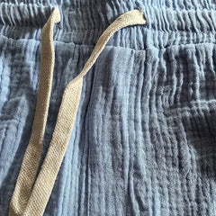 THEO everyday shorts in light blue with elastic waistband and beige drawstring.