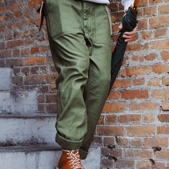 Straight fatigue pants in olive green with cargo side pockets and tapered straight legs