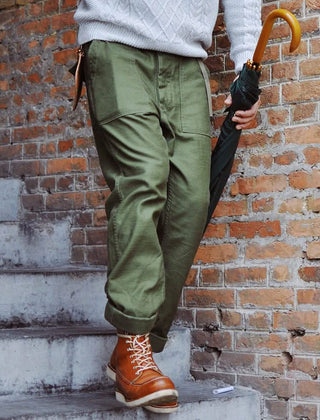 Straight fatigue pants in olive green with cargo side pockets and tapered straight legs