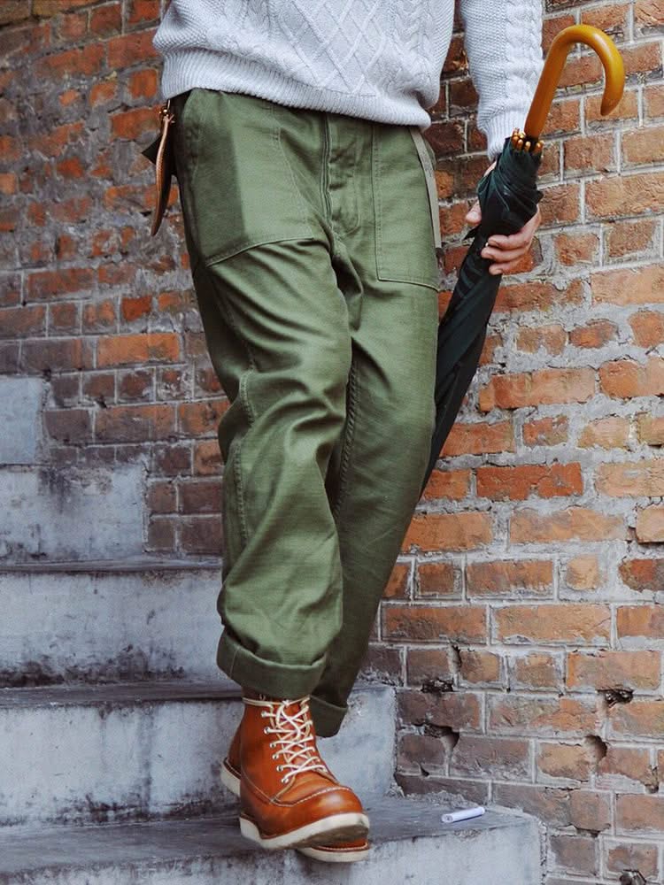 Straight fatigue pants in olive green with cargo side pockets and tapered straight legs