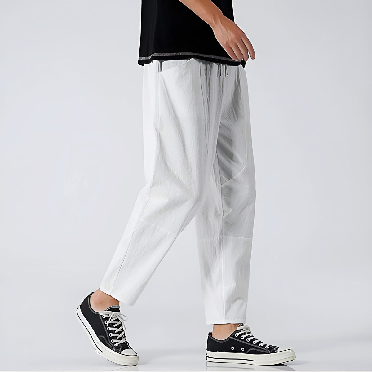 White cropped cotton pants with elastic waist and slant pockets