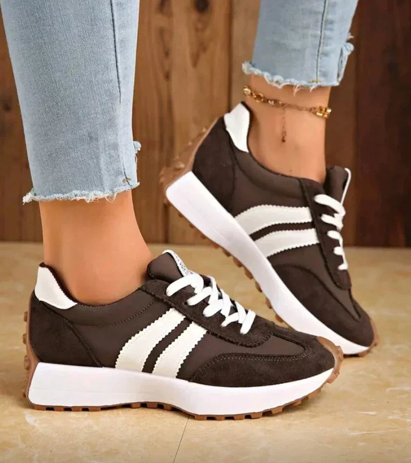 Everyday sporty trainers in black and white with lace-up front and side stripe detail