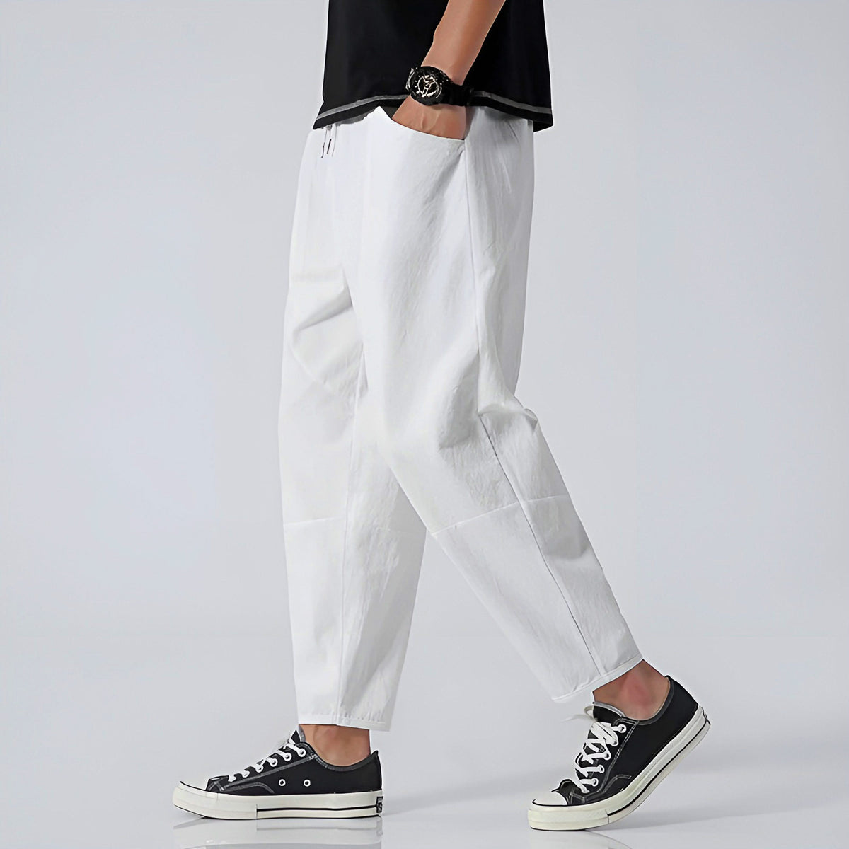 White cropped cotton pants with elastic waist and slanted side pockets